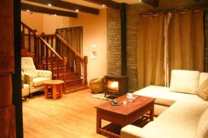 Mahakaruna mountain villa, peaceful family retreat with Himalayan views and Private Cook