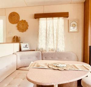 Cosy 8 Berth Caravan At Seawick Holiday Park In Essex, Ref 27833Sw