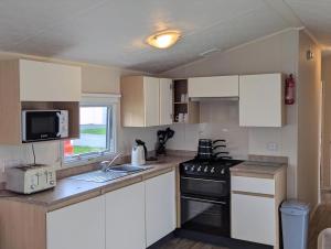 Lovely 8 Berth Caravan At Kessingland Beach, Suffolk Ref 90025Pw
