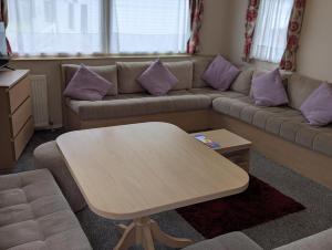 Lovely 8 Berth Caravan At Kessingland Beach, Suffolk Ref 90025Pw