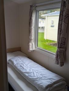 Lovely 8 Berth Caravan At Kessingland Beach, Suffolk Ref 90025Pw