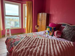 Vibrant Sea View Victorian House, Near the Old Town