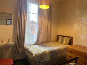 Near Hylands hotel family room for 3