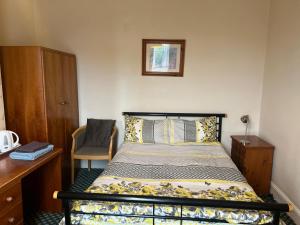 Near Hylands hotel family room for 3