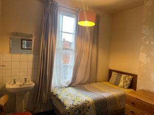 Near Hylands hotel family room for 3