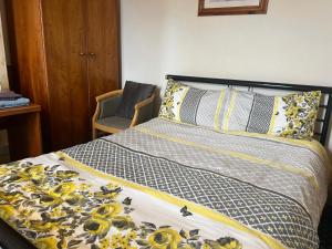 Near Hylands hotel family room for 3