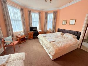 Near Hylands hotel family room for 3