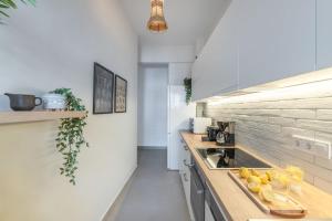 Family-Friendly Thisseio Retreat Near Acropolis