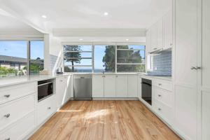 Spacious 4-Bed Pet Friendly Home with Detached, Freestanding Studio - Perfect for Families or Groups - Just 50m to Culburra Beach