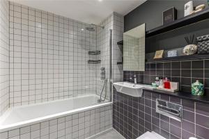 Luxury, Modern, & Artsy Apartment by Canary Wharf