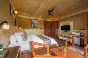 The Charvi Retreat Kufri I Vacations I Conference I MICE I Family Events I Open Air Terrace I Sky Bonfire I Wooden Rooms With Pvt Balconies I Kufri by Exotic Stays