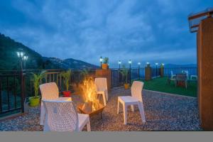 The Charvi Retreat Kufri I Vacations I Conference I MICE I Family Events I Open Air Terrace I Sky Bonfire I Wooden Rooms With Pvt Balconies I Kufri by Exotic Stays