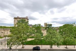 View Château de Vincennes Metro 1 RER A Disney