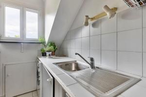 View Château de Vincennes Metro 1 RER A Disney