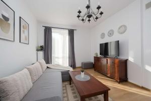 Bright Apartment in Muranów Close to the Old Town by Noclegi Renters