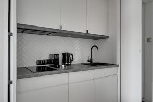 DEO PLAZA Apartments & Riverside by Downtown Apartments