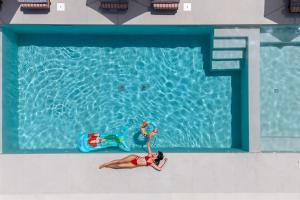 Villa Luxenia, Walk to Town & Skyline Views by etouri