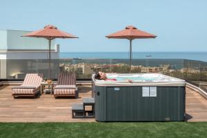 Villa Luxenia, Walk to Town & Skyline Views by etouri