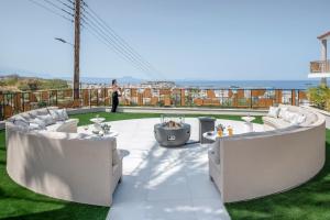 Villa Luxenia, Walk to Town & Skyline Views by etouri