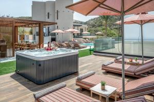 Villa Luxenia, Walk to Town & Skyline Views by etouri