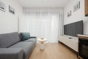 Towarowa Towers Comfortable Apartment with Air Conditioning Ideal for Remote Work by Noclegi Renters
