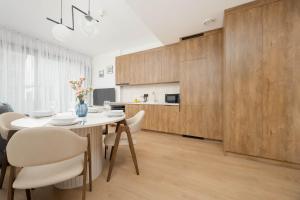 Towarowa Towers Comfortable Apartment with Air Conditioning Ideal for Remote Work by Noclegi Renters