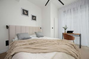 Towarowa Towers Comfortable Apartment with Air Conditioning Ideal for Remote Work by Noclegi Renters