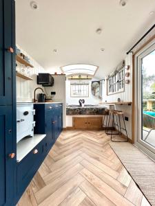 Luxury Shepherds Hut With Wood Fired Hot Tub