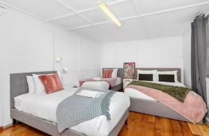 4BR Bedford Home - Chic Lounge & Garden Deck