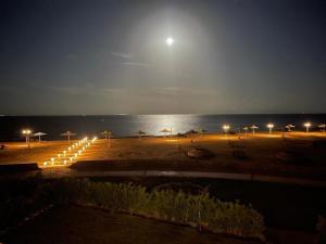 شاليه ارضي غرفتين و2 تواليت لاجولي العين السخنه عائلات فقط