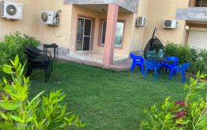 شاليه ارضي غرفتين و2 تواليت لاجولي العين السخنه عائلات فقط