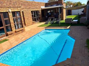 Hideaway-Poolside Comfort cottage 3km to the Beach