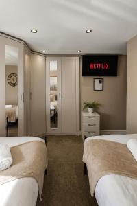 Well-Appointed 4BR Stay Sleeps 8 Free Parking Garden