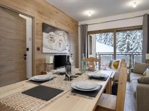 Appartement neuf skis aux pieds, 4 pers, Courchevel Moriond, balcon, parking, wifi - FR-1-631-131
