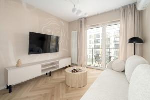 Beige Apartment in Poznań with Parking and Air Conditioned Living Room by Noclegi Renters