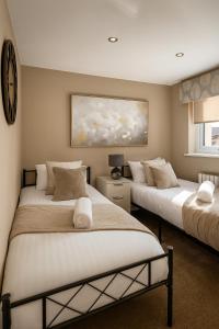 Well-Appointed 4BR Stay Sleeps 8 Free Parking Garden