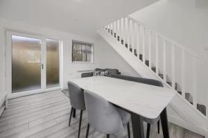 Modern 1BR Flat with Patio Near Cardiff