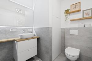 1 Bedroom Apartment - 5 Min Walk to Train Station