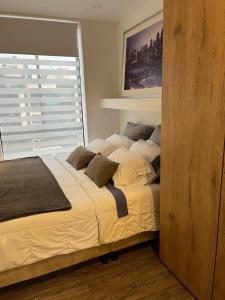 Soul Santa Bárbara, Top location, Caminando al Centro Comercial Unicentro, Suite de 20mts2, Cómoda cama Queen Size, Netflix y Wifi de fibra óptica con Coworking y Gym en el edificio