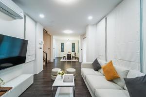 Stylish 3 Bedroom Villa with Garden, Chalong - by PoshSaga