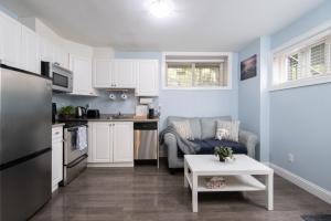 2 bedroom suite Walk to SkyTrain, Grocery, Macdonald & more