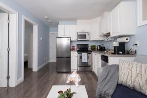 2 bedroom suite Walk to SkyTrain, Grocery, Macdonald & more