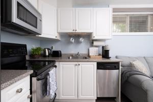 2 bedroom suite Walk to SkyTrain, Grocery, Macdonald & more