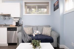 2 bedroom suite Walk to SkyTrain, Grocery, Macdonald & more
