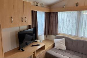 2 Bedroom Chalet Sleeps 6 -Free Parking -Tv -WiFi