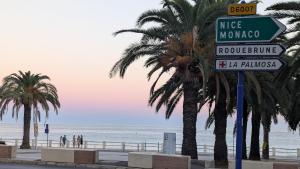 Stunning large 2 rooms apartment seafront