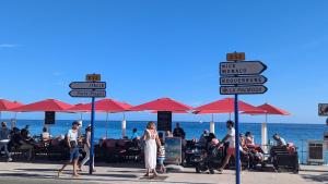 Stunning large 2 rooms apartment seafront