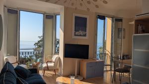 Stunning large 2 rooms apartment seafront