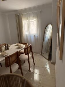 شقه فندقيه خلف نادي الصيد و جامعه الدول تطل علي ميدان بمنطقه راقيه عائلات فقط