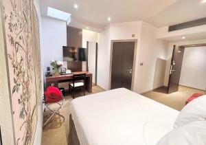 Central Boutique Room 105